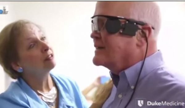 فيديو مؤثر رجل أعمى يرى زوجته لأول مرة